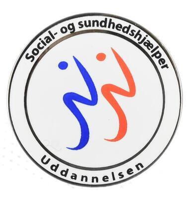 SOSU hjælper
Logoet blev tegnet i 1992 af grafiker Niels Elgaard. Det
forestiller to ansigtsprofiler og symboliserer udvikling,
åbenhed og fremadrettethed i det at have med mennesker
at gøre. Uden om logoet står med sølvbogstaver social- og
sundhedshjælper.